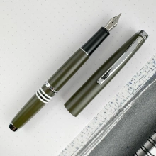 PIÓRO WIECZNE DAKOTA F ZIELONY MILITARY GREEN  MONTEVERDE EXPEN