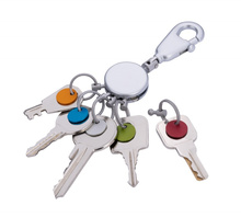 BRELOK Z KARABIŃCZYKIEM TROIKA PATENT/COLOUR, 5 KLUCZY, MATOWY